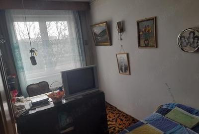 Apartament cu 3 camere semidecomandat în Pajura
