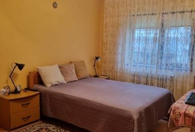 Casă cu 6 camere cu Canalizare în Central - 2