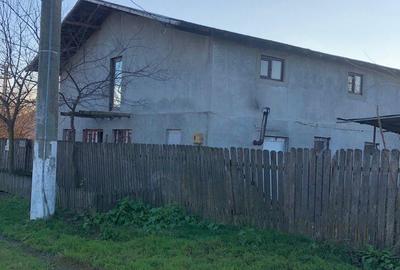 Casă cu 6 camere cu Teren 1200 Mp în Nuci - 1