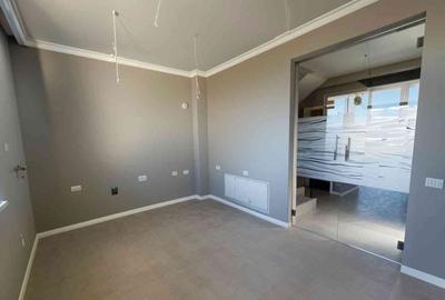 Casă cu 4 camere cu Teren 284 Mp în Sânmartin