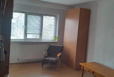 Apartament cu 3 camere nedecomandat în Calea București
