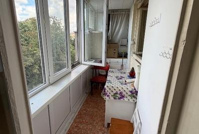 Apartament cu 3 camere semidecomandat, mobilat în Titan