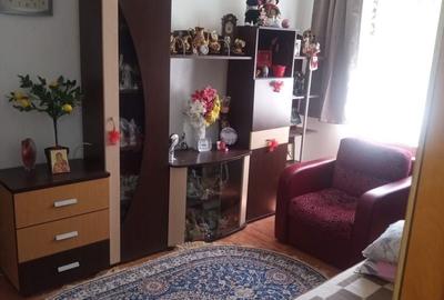 Apartament cu 4 camere semidecomandat în Petros