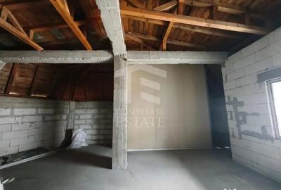 Casă cu 7 camere cu Teren 480 Mp în Lumina