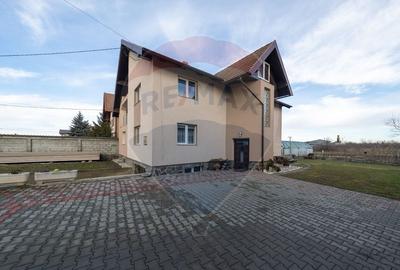 Casă cu 7 camere cu Teren 500 Mp în Central - 4