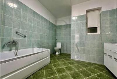 Casă cu 7 camere cu Teren 470 Mp în Central