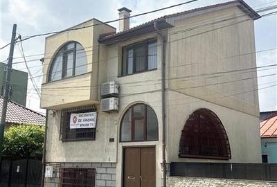 Casă individuală cu 8 camere cu Canalizare în Casa de Cultură
