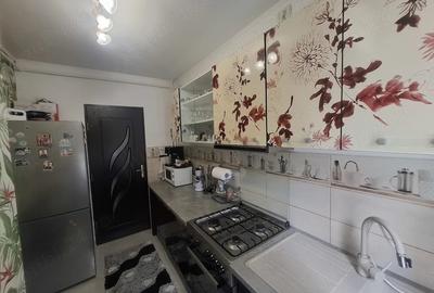 Apartament cu 3 camere semidecomandat în Metalurgie