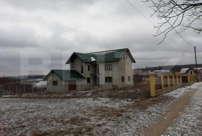 Casă cu 5 camere cu Teren 2500 Mp în Central