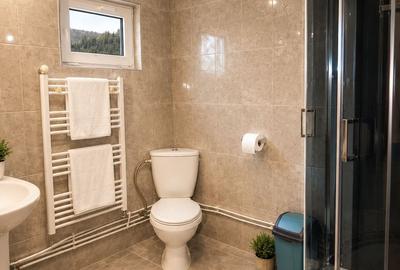 Casă cu 7 camere cu Teren 1000 Mp în Central - 1