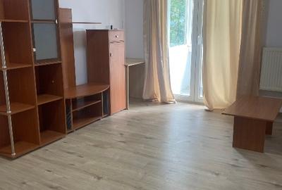 Apartament cu 3 camere semidecomandat, mobilat în Ștefan cel Mare
