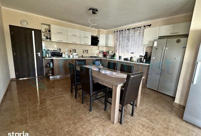 Casă cu 9 camere cu Teren 650 Mp în Sânmartin