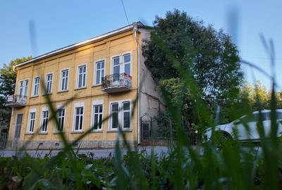 Casă individuală cu 18 camere cu Canalizare în Central - 1