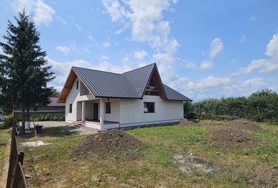 Casă cu 4 camere în Zănești