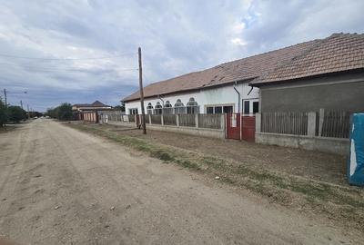 Casă cu Teren 1180 Mp în Central