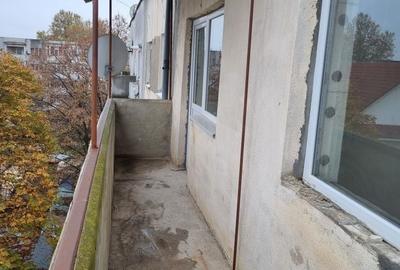 Apartament cu 3 camere semidecomandat în Central