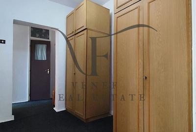 Apartament cu 3 camere semidecomandat în Tei