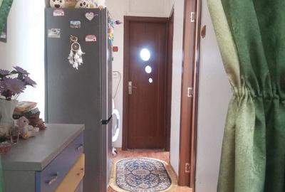 Apartament cu 4 camere semidecomandat în Petros