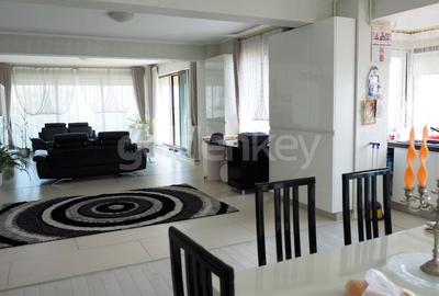 Apartament cu 4 camere decomandat, mobilat în Central