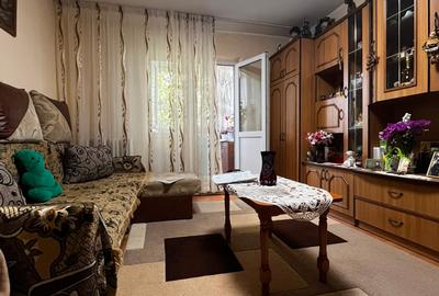 Apartament cu 3 camere semidecomandat în Dacia