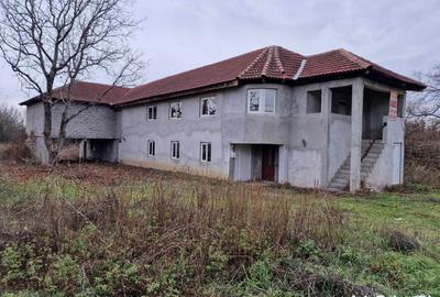 Casă individuală cu 6 camere cu Teren 10756 Mp în Exterior Sud