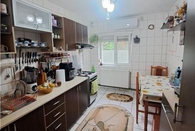 Apartament cu 3 camere decomandat în Soarelui