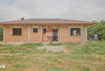 Casă cu 4 camere în Hălchiu