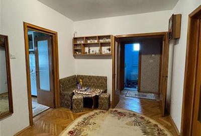 Apartament cu 4 camere decomandat, mobilat în Micul Dallas