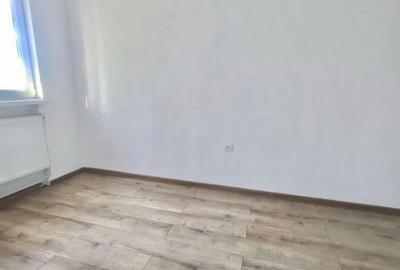 Apartament cu 3 camere semidecomandat în Mureșeni