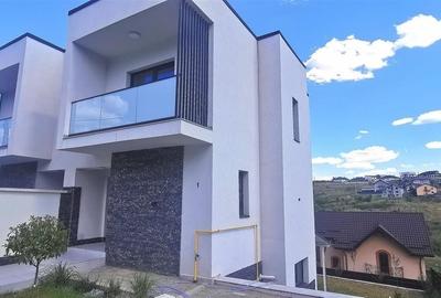 Casă cu 4 camere în Bucium
