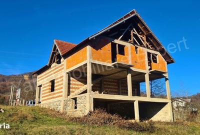 Casă cu 4 camere în Corbeni