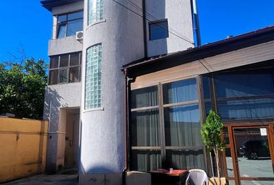Casă individuală cu 12 camere cu Canalizare în Jiului - 1