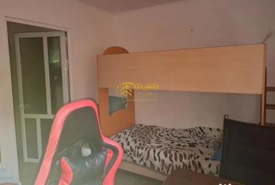 Apartament cu 3 camere decomandat, mobilat în Podul de Piatră