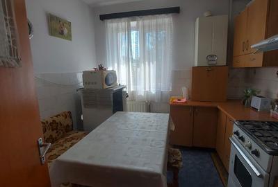Apartament cu 3 camere semidecomandat, mobilat în Micro 5 - 1