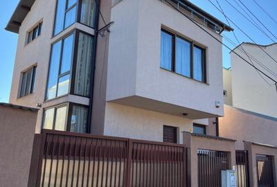 Casă individuală cu 8 camere cu Teren 226 Mp în Central - 1