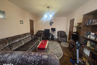 Apartament cu 3 camere decomandat în Far