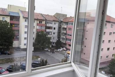 Apartament cu 3 camere decomandat, mobilat în Sânnicolau Mare