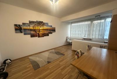 Apartament cu 3 camere semidecomandat în Iancului