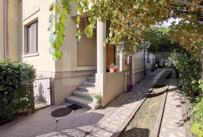 Casă cu 9 camere cu Teren 416 Mp în Central