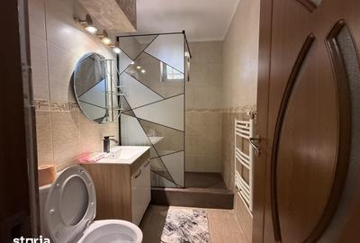 Apartament cu 3 camere semidecomandat în Calea București
