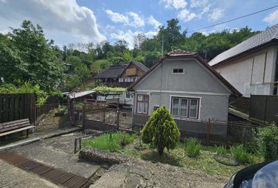 Casă cu 6 camere cu Teren 1800 Mp în Călugareni - 1