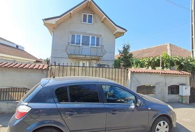 Casă cu 4 camere decomandat în Romanești