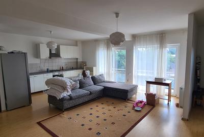 Apartament cu 3 camere semidecomandat în Exterior Nord