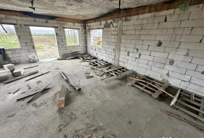Casă cu 5 camere cu Teren 2400 Mp în Central - 1