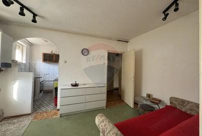 Apartament cu 3 camere semidecomandat în Mediaș