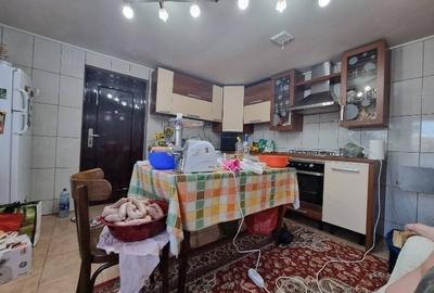 Casă cu 3 camere decomandat în Șuțești
