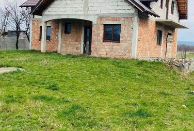 Casă cu 4 camere cu Teren 1600 Mp în Central