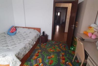 Apartament cu 3 camere decomandat în Drumul Taberei