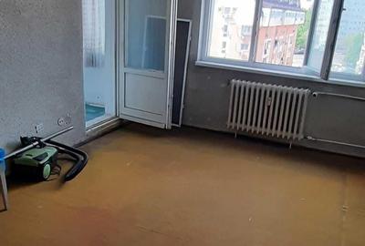 Apartament cu 3 camere decomandat în Titan
