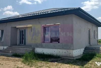 Casă cu 4 camere cu Teren 400 Mp în Săbăreni
